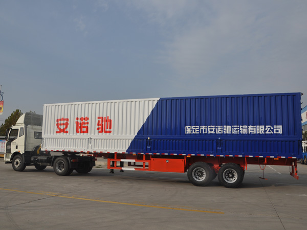 展翼廂式運(yùn)輸半掛車(chē)